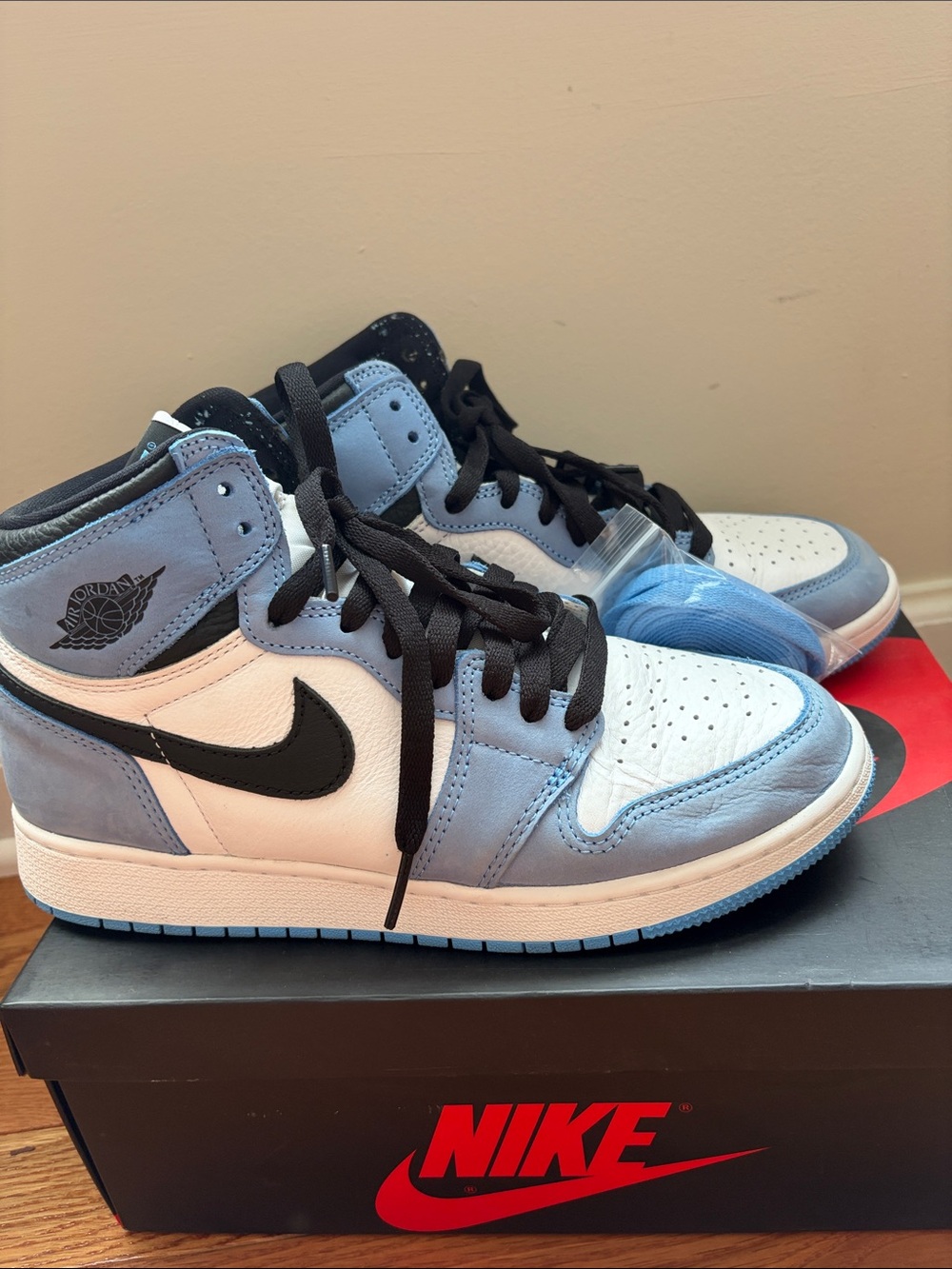 Jordan 1 Retro High OG
University Blue- SIZE 7Y